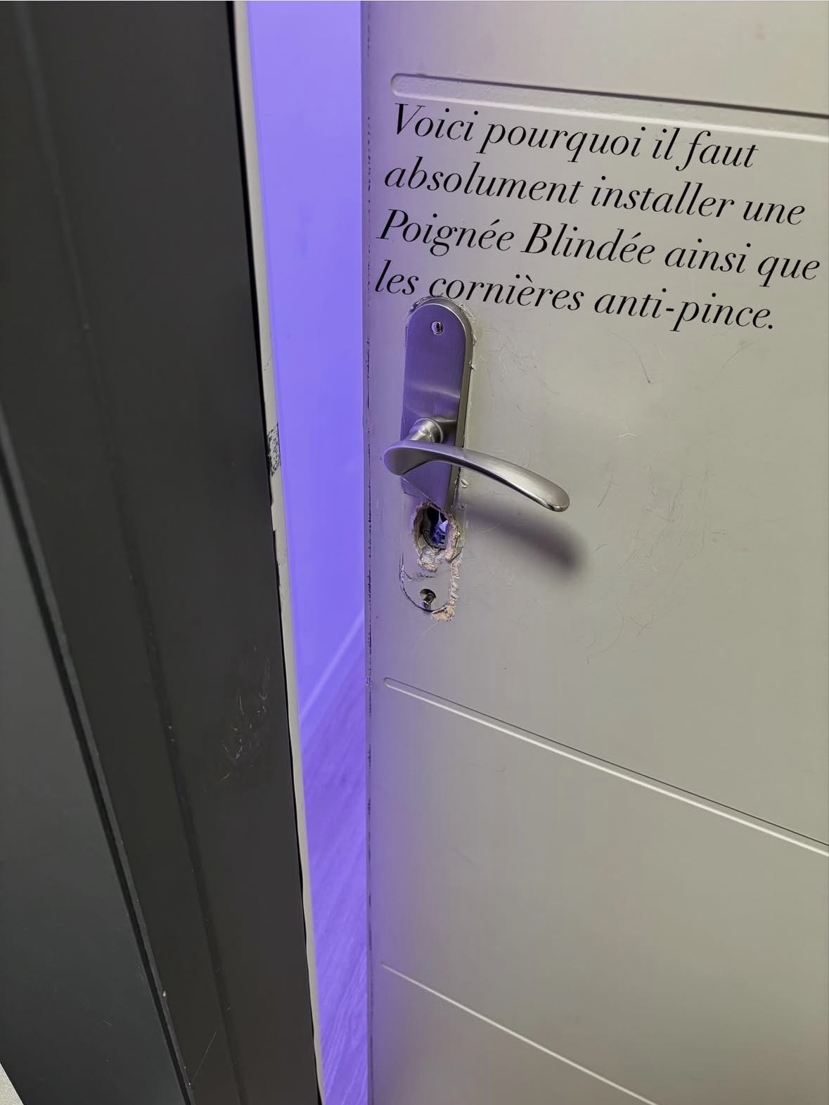 Avant : porte endommagée au niveau de la serrure et de la poignée.